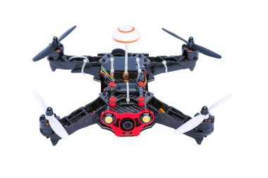 Dron, kuad helikopteri beyaz arka planda izole edildi. Uzaktan kumandalı dron, dijital kameralı kuadro helikopter. - Yakın çekim. Hava fotoğrafı ve video için yeni araç.