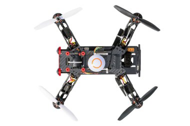 Dron, kuad helikopteri beyaz arka planda izole edildi. Uzaktan kumandalı dron, dijital kameralı kuadro helikopter. - Yakın çekim. Hava fotoğrafı ve video için yeni araç.