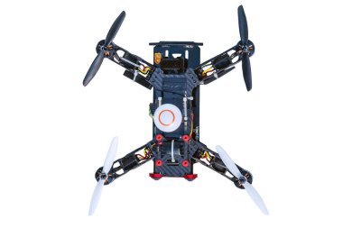 Dron, kuad helikopteri beyaz arka planda izole edildi. Uzaktan kumandalı dron, dijital kameralı kuadro helikopter. - Yakın çekim. Hava fotoğrafı ve video için yeni araç.