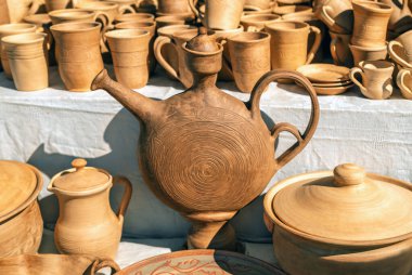 Çamur. Çamurdan yapılmış çanak çömlek. Opishnya köyündeki Poltava bölgesinde yapılan seramik ulusal Ukrayna yemekleri ve Velyki Sorochyntsi Fuarı 'nda.