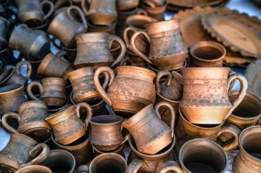 Çamur. Çamurdan yapılmış çanak çömlek. Opishnya köyündeki Poltava bölgesinde yapılan seramik ulusal Ukrayna yemekleri ve Velyki Sorochyntsi Fuarı 'nda sergilendi. Yanmış siyah seramik.