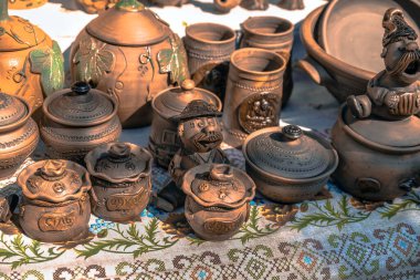 Çamur. Çamurdan yapılmış çanak çömlek. Opishnya köyündeki Poltava bölgesinde yapılan seramik ulusal Ukrayna yemekleri ve Velyki Sorochyntsi Fuarı 'nda.