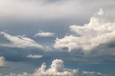 Karanlık ve dramatik fırtına bulutları arka planda. Fırtına gökyüzü arkaplanı