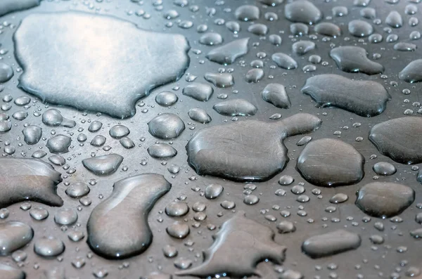 Kropelki Wody Leżą Srebrno Metalowej Zarysowanej Powierzchni Tło Metaliczne — Zdjęcie stockowe