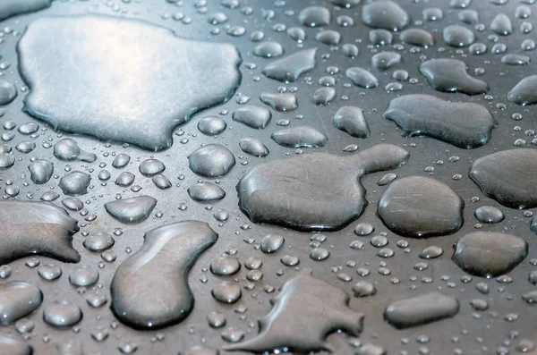 Gotas Agua Encuentran Una Superficie Rayada Metal Plateado Fondo Metálico — Foto de Stock