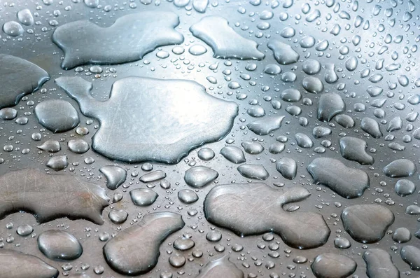 Kropelki Wody Leżą Srebrno Metalowej Zarysowanej Powierzchni Tło Metaliczne — Zdjęcie stockowe