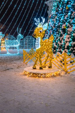 Noel geyiği. Dışarıdaki çelenkler sokağı süslüyor. Noel arifesinde sokaktaki tatil ışıkları yavru bambi şeklinde olacak. Sokakta oyuncaklarla Noel ağacı.
