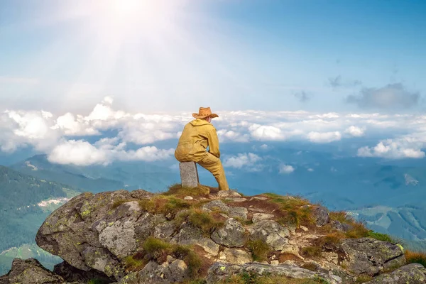 Man Sits Sitting Old Border Post Top Mountain Cowboy Hat — Stock Photo, Image