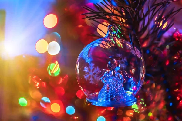 圣诞玻璃玩具天使为圣诞树特写 圣诞节彩色背景 圣诞树 节日灯具 — 图库照片