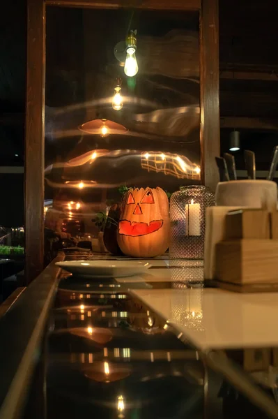 Una Calabaza Forma Una Cara Sonriente Está Pie Bar Víspera — Foto de Stock