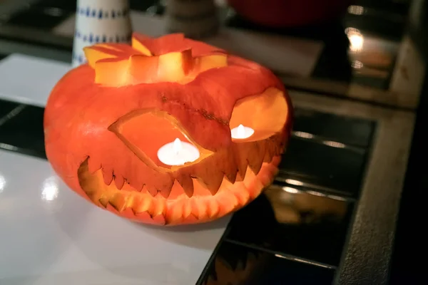 Una Calabaza Forma Una Cara Sonriente Está Pie Bar Víspera — Foto de Stock