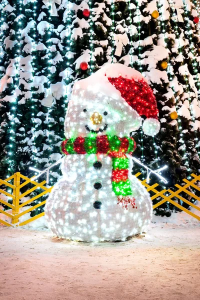 Luces Navidad Forma Muñeco Nieve Calle Nochebuena Luces Vacaciones Árbol — Foto de Stock