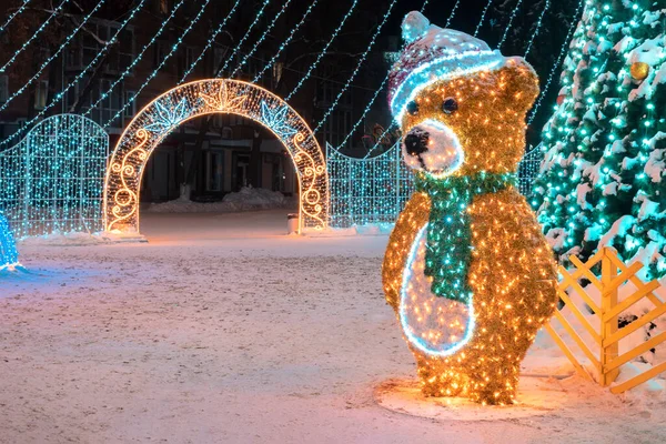 平安夜 街上有一只熊作为圣诞灯 假日灯具 街上的圣诞树 圣诞玩具 童话人物 — 图库照片