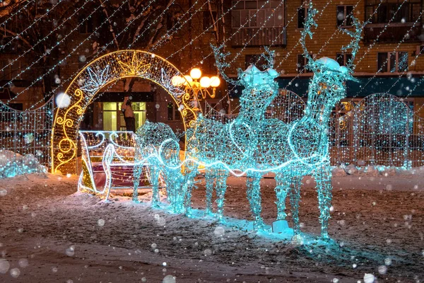 Karácsonyi Szarvas Kint Koszorúk Díszítik Utcát Ünnepi Fények Egy Szarvas — Stock Fotó