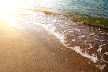 Kumlu sahilde denizin yumuşak dalgası. Deniz doğası geçmişi