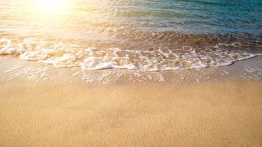 Kumlu sahilde denizin yumuşak dalgası. Deniz doğası geçmişi