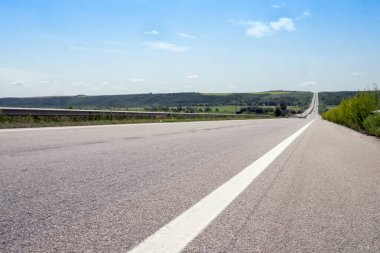 Güneşli yaz gün boyunca boş Otoban