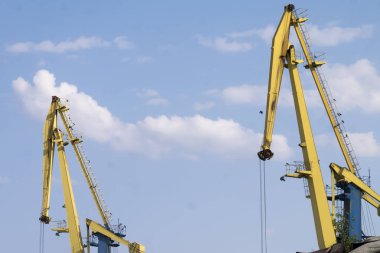 Sarı deniz kargo mavi gökyüzü karşı vinç.