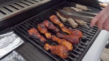 Tavuk budu ve kebap ızgarada pişiriliyor.