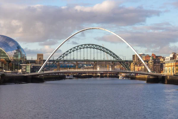 Gateshead Millennium y Tyne Bridge sobre el río Tyne, Newcastle, Reino Unido — Foto de Stock