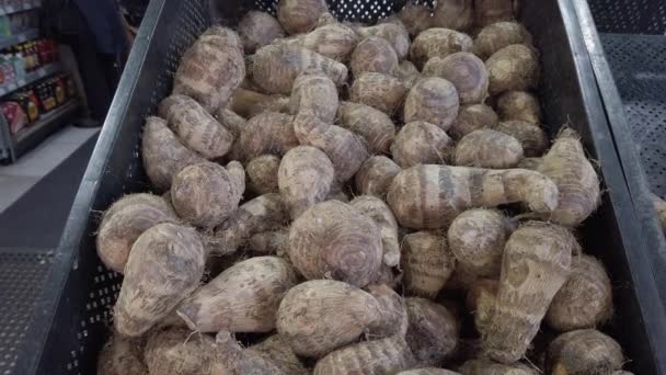 Acércate a una pila de eddoes tropicales crudos y sin pelar en un puesto de mercado en el Reino Unido — Vídeo de stock