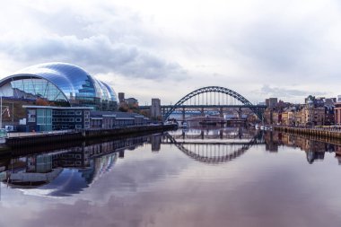 Tyne Köprüsü, Tyne, Newcastle, Uk nehrinde Gateshead Sage binası ve Quayside nehrinde yankılandı.