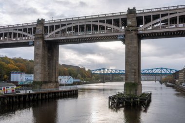 Tyne, Newcastle, Uk nehri boyunca uzanan Yüksek Seviye Köprüsü