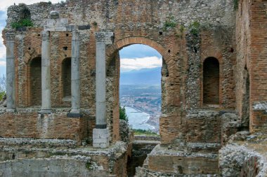 Taormina, Sicilya, İtalya 'daki antik Yunan tiyatrosunun kalıntıları