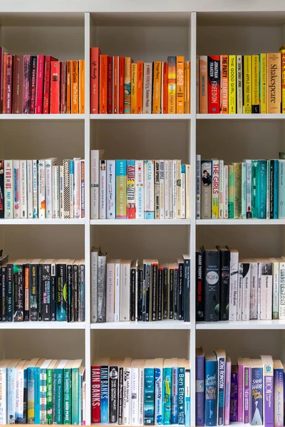 Livraria de madeira branca cheia de livros em uma casa do Reino Unido — Fotografia de Stock