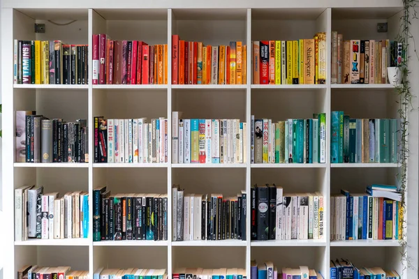 Livraria de madeira branca cheia de livros em uma casa do Reino Unido — Fotografia de Stock