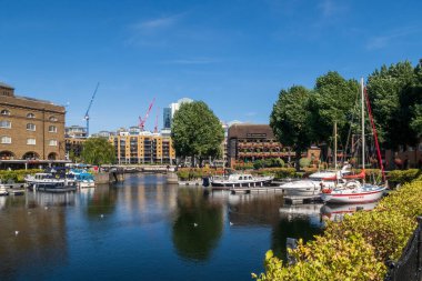 St. Katharine Rıhtımı, Londra, Uk 'taki Dickens Oteli bar ve restoranı.