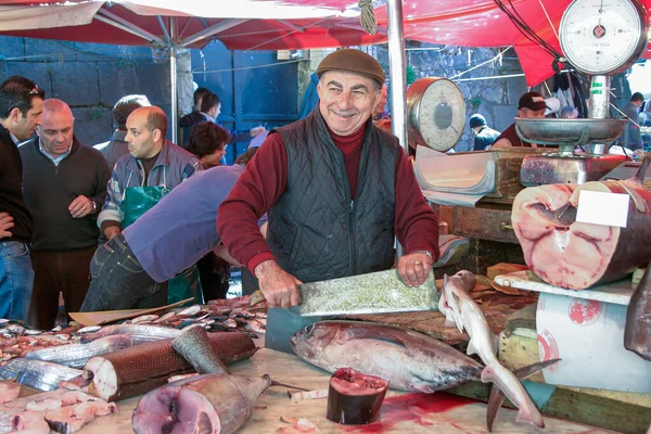 Mercado tradicional de mariscos en Sicilia, Italia — Foto de Stock