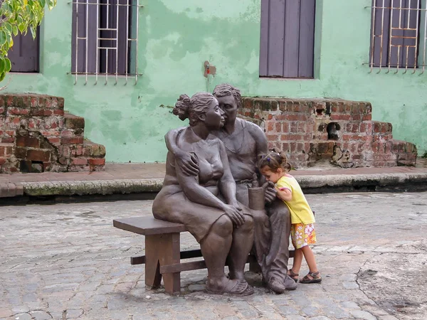 Jovem explorando a escultura dos Noivos por Martha Jimenez. Camaguey, Cuba — Fotografia de Stock