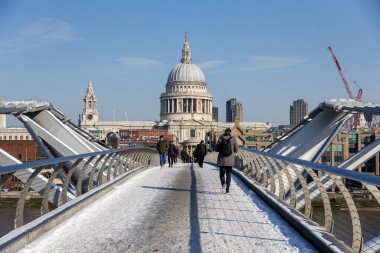 Londra 'daki Milenyum Köprüsü' nden geçen banliyö sakinleri.