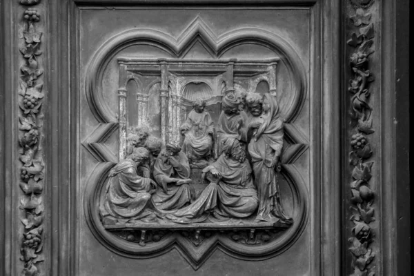 Artistic sculpture work on the exterior of the Baptistery in Florence, Italy — Stock Photo, Image