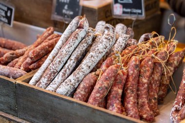 Gourmet Chorizo sosisleri pazarda sergileniyor.