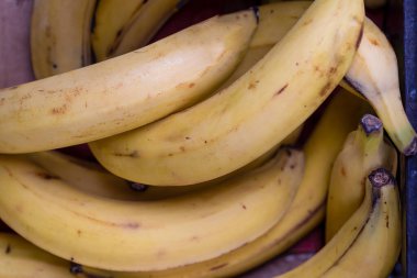 İngiltere 'de bir tezgahta muz yığını