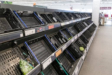 Coronavirus 'un neden olduğu stoklama nedeniyle boş süpermarket raflarının bulanık görüntüsü