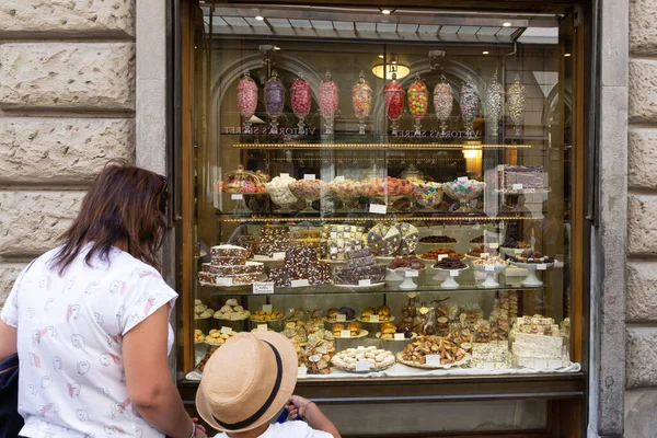 Expositor de ventanas en la tienda de dulces y dulces Migone en Florencia — Foto de Stock