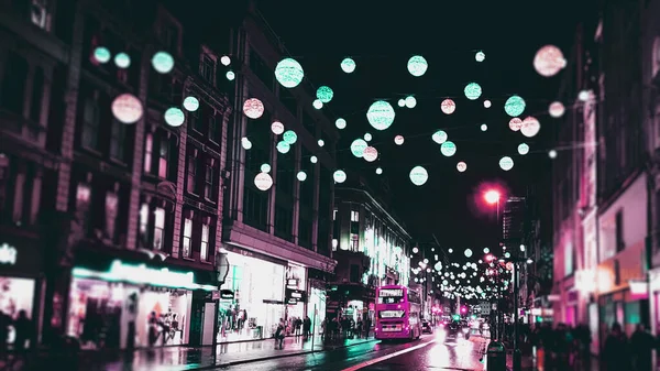 Luces navideñas festivas de Londres en colores cyberpunk —  Fotos de Stock