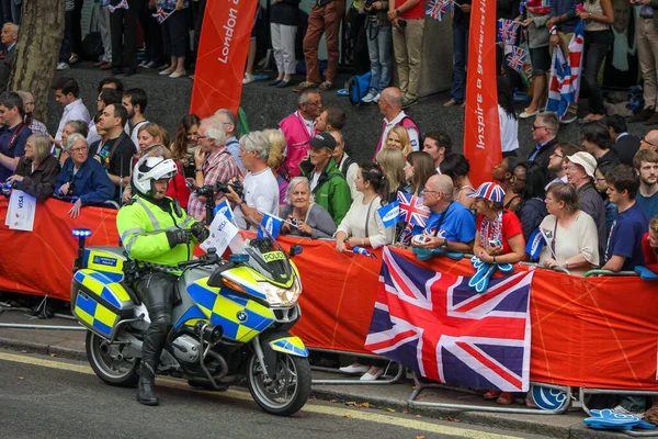 Multidões alinham as ruas de Londres, para celebrar as equipes olímpicas e paraolímpicas britânicas de 2012 — Fotografia de Stock
