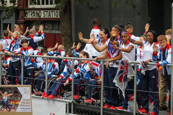 2012 Os olímpicos durante o desfile da vitória das equipes olímpicas e paraolímpicas britânicas de 2012 — Fotografia de Stock