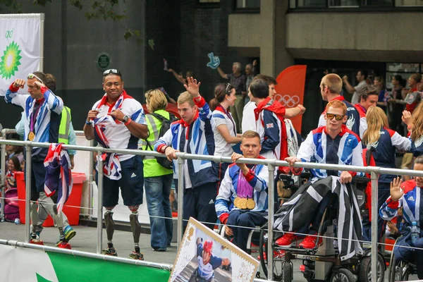 2012 Os olímpicos durante o desfile da vitória das equipes olímpicas e paraolímpicas britânicas de 2012 — Fotografia de Stock
