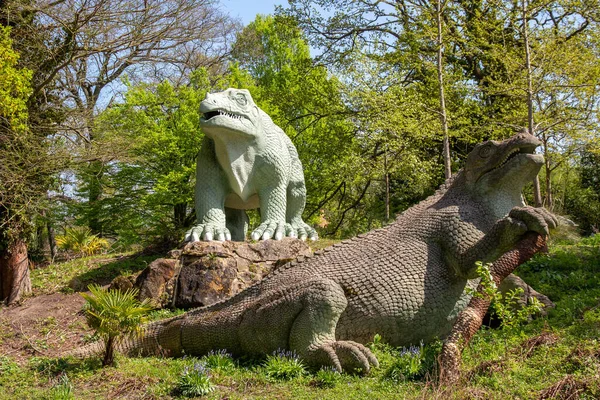 Londra 'daki Kristal Saray' da dinozor heykelleri
