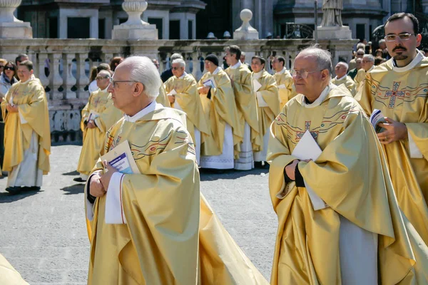 Maundy csütörtöki felvonulás a szicíliai Szent Agatha katedrálisban — Stock Fotó