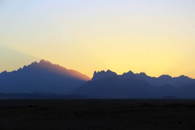  akşam günbatımı dağlarda   