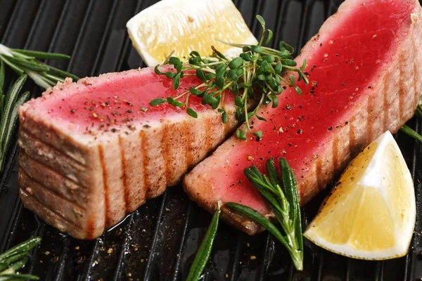 Grilled tuna steak — Stock Photo, Image