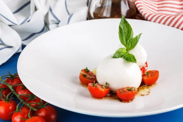 Ensalada de burrata con tomate —  Fotos de Stock