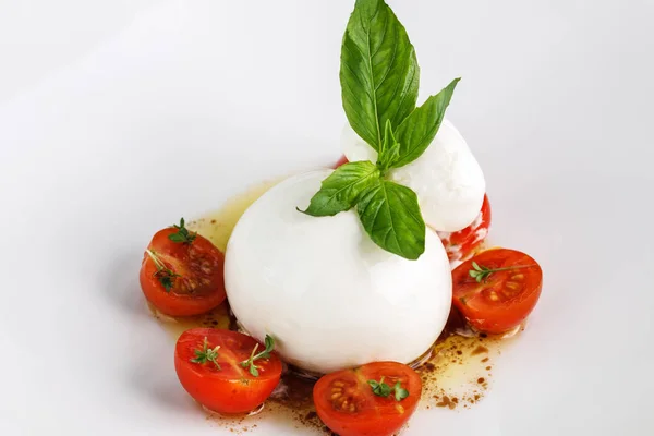 Ensalada de burrata con tomate —  Fotos de Stock