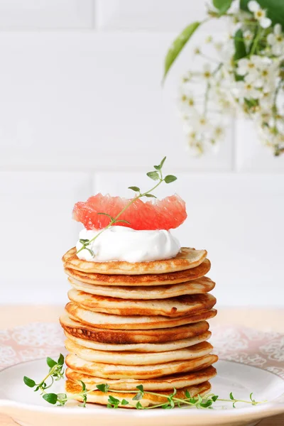 Stapel Pfannkuchen auf einem Keramikteller — Stockfoto